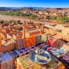 Sosta a Aït Ben Haddou per un tè alla menta con vista sul ksar, tra torri di fango e paesaggi che raccontano storie millenarie del Marocco.