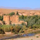 La Valle delle Rose, attraversata dal fiume Dades, ospita antiche kasbah, coltivazioni di rose e panorami spettacolari tra montagne e villaggi tradizionali.