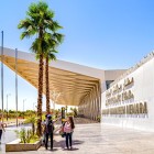L’aeroporto di Marrakech-Menara si trova a pochi chilometri dal centro città, con architettura moderna che richiama motivi tradizionali marocchini e collegamenti internazionali.