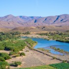 Il fiume Draa attraversa oasi e palmeti, nutrendo villaggi tradizionali e creando panorami unici nel cuore del deserto marocchino.