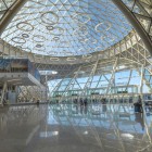 Gli interni dell’aeroporto di Marrakech-Menara combinano design moderno e dettagli marocchini, con ampi spazi luminosi e accesso ai gate attraverso vetrate panoramiche.