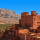 Le kasbah nella valle del Draa si ergono tra palmeti e dune, riflettendo l’architettura berbera e la storia millenaria del deserto marocchino.