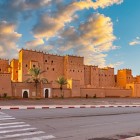 Taourirt è una kasbah storica a Ouarzazate, con strutture in terra battuta, cortili interni e decorazioni tradizionali che raccontano la vita berbera.