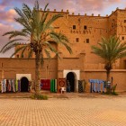 La Casba di Taourirt a Ouarzazate è una storica fortezza in terra rossa, simbolo dell’architettura marocchina e della ricca eredità culturale della città.