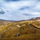 Il passo del Tizi n’Tichka attraversa l’Alto Atlante con curve panoramiche, montagne spettacolari e villaggi berberi incastonati tra le rocce e le vallate.