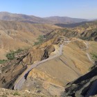 Il panorama sull’Alto Atlante regala viste mozzafiato su montagne maestose, vallate e villaggi berberi che si integrano nel paesaggio naturale marocchino.