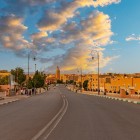 Ouarzazate, “porta del deserto”, è famosa per kasbah storiche, studi cinematografici e panorami tra montagne dell’Atlante e vasti paesaggi desertici.