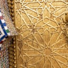 Dettagli delle lavorazioni del portone d'ingresso del Palazzo Reale nel quartiere di Fes Jdid in Marocco