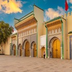 Il Palazzo Reale di Fès, con le sue porte dorate e mosaici raffinati, è simbolo della maestosità e dell’arte tradizionale marocchina che risale al IX secolo