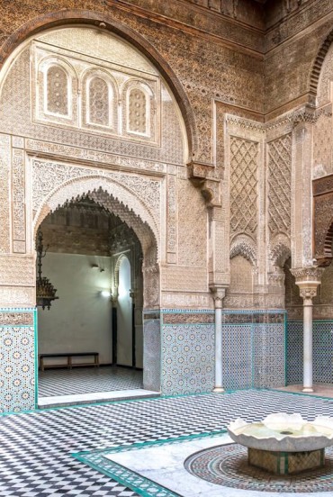 Medersa Al-Attarine, gioiello di Fès: madrasa storica con mosaici raffinati e architettura islamica unica da ammirare in Marocco.