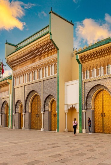 Il Palazzo Reale di Fès, con le sue porte dorate e mosaici raffinati, è simbolo della maestosità e dell’arte tradizionale marocchina che risale al IX secolo