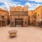 Atlas Film Studios a Ouarzazate, l’“Hollywood del Marocco”, ospita vasti set desertici e kasbah utilizzati in film epici e serie internazionali.