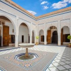 Nel cuore del riad, il cortile di Dar Si Said accoglie tra colonne scolpite, fontane in marmo e profumo di cedro l’eleganza dell’arte marocchina.