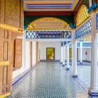 Il porticato del Palazzo Bahia affascina con colonne scolpite, archi armoniosi e dettagli andalusi che evocano l’arte moresca di Marrakech.