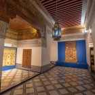 Palazzo del tardo XIX sec. trasformato in museo, ospita collezioni di tessuti, legni, ceramica, armi e gioielli berberi; architettura domestica ricca di cortili, sale e decorazioni. 