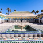 Il cortile interno del Palazzo Bahia incanta con mosaici colorati, archi scolpiti e una fontana centrale che riflette l’eleganza moresca.