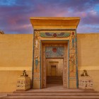 Atlas Film Studio a Ouarzazate, con set decorati in stile egiziano e scenografie storiche utilizzate in film internazionali.