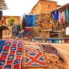 Nel piccolo souq di Aït Ben Haddou si trovano artigianato locale, tessuti berberi, spezie e ceramiche, autentici tesori della tradizione marocchina.
