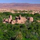 Antica kasbah in terra cruda nella Valle delle Rose, circondata da roseti e palmeti, testimonianza della storia berbera e dell’architettura tradizionale.