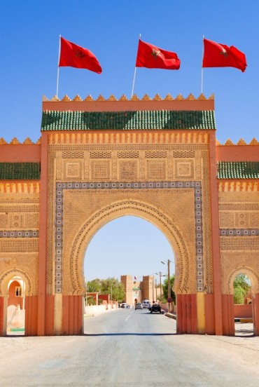 Antica capitale del Tafilalet, Rissani conserva kasbah in terra cruda, suq storici e il mausoleo di Moulay Ali Cherif, tra palmeti e piste carovaniere.