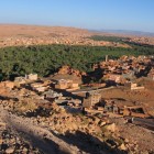Veduta aerea di Tinghir con il suo paesaggio urbano incorniciato dalle montagne, cuore culturale e porta per le gole del Todra.