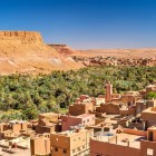 Tinghir, oasi tra le montagne dell’Atlante, offre panorami mozzafiato su palmeti secolari e kasbah in mattoni di fango, simbolo dell’architettura berbera.