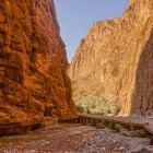 Il fiume Todra attraversa la sua valle tra rocce e palmeti, costeggiato da un tranquillo sentiero pedonale ideale per passeggiate panoramiche.