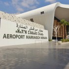 L’aeroporto di Menara a Marrakech è uno scalo internazionale moderno, caratterizzato da architettura luminosa con motivi geometrici marocchini e ampi spazi accoglienti.