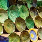 I piatti in ceramica verde di Tamgroute, dal tipico smalto al rame, sono simbolo dell’arte berbera e della tradizione ceramica del sud del Marocco.