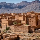 Nkob è una pittoresca cittadina del sud del Marocco, famosa per le sue kasbah in terra rossa, i paesaggi desertici e la vista sulle montagne del Jbel Saghro.