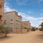 Tamgroute è un antico villaggio nel sud del Marocco, noto per le sue ceramiche verdi, le case in terra cruda e la storica zawiya che custodisce manoscritti preziosi.