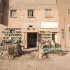 A Tamgroute le esposizioni di ceramiche mostrano vasi, piatti e oggetti decorativi dal tipico smalto verde, frutto di un’antica tradizione artigianale tramandata nei secoli.