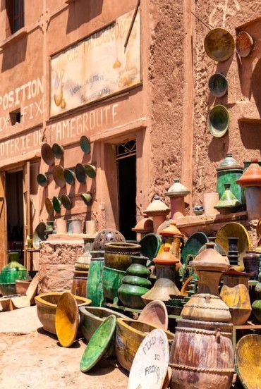 A Tamgroute la fabbrica e il negozio di ceramiche offrono vasi, piatti e oggetti decorativi dal caratteristico smalto verde, realizzati secondo antiche tecniche artigianali berbere.