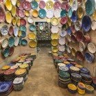 I piatti colorati di Tamgroute, realizzati con smalti al rame nelle antiche fornaci berbere, rappresentano una tradizione artigianale unica del sud del Marocco.