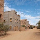 Tamgroute è un antico villaggio nel sud del Marocco, noto per le sue ceramiche verdi, le case in terra cruda e la storica zawiya che custodisce manoscritti preziosi.