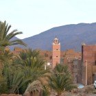 Tazzarine è un villaggio marocchino nel deserto, caratterizzato da abitazioni in terra, oasi di palme e un’atmosfera autentica tra tradizione berbera e paesaggi aridi.