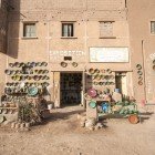 A Tamgroute le esposizioni di ceramiche mostrano vasi, piatti e oggetti decorativi dal tipico smalto verde, frutto di un’antica tradizione artigianale tramandata nei secoli.