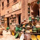 Accanto alla fabbrica di Tamgroute si trovano botteghe che vendono ceramiche artigianali, con vasi, piatti e oggetti dallo smalto verde caratteristico della zona.