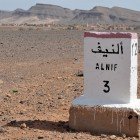 All’ingresso di Alnif si trova un cippo che segna l’accesso alla cittadina, immersa tra vallate desertiche e circondata da paesaggi rocciosi tipici del sud del Marocco.