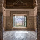 Gli interni della Kasbah Telouet sorprendono con stucchi decorati, mosaici e sale storiche che raccontano il potere dei Glaoui nel cuore dell’Alto Atlante.