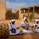 A Khamlia i musicisti Gnawa suonano tamburi e strumenti tradizionali, creando atmosfere uniche nel cuore del deserto dell’Erg Chebbi.