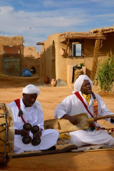 A Khamlia i musicisti Gnawa suonano tamburi e strumenti tradizionali, creando atmosfere uniche nel cuore del deserto dell’Erg Chebbi.