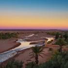 La Valle Ounila, attraversata dal fiume omonimo, ospita villaggi e kasbah tra montagne e palmeti, con paesaggi verdi e panorami spettacolari.
