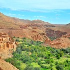 Nella Valle Ounila, le case in terra rossa si alternano a palmeti rigogliosi, creando un paesaggio tradizionale berbero immerso tra vallate e colline.