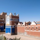 Khamlia, villaggio ai margini dell’Erg Chebbi, è noto per la comunità Gnawa e la musica tradizionale che anima il deserto.