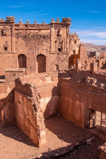 A Telouet, le rovine della kasbah offrono scorci di architettura berbera tra cortili crollati e pareti decorate, simbolo di un passato imperiale.