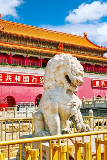 I leoni di pietra di Piazza Tian’anmen custodiscono la grandezza imperiale di Pechino, simboli di forza e tradizione davanti ai palazzi del potere.