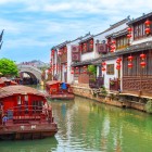 Via Suzhou, famosa per i suoi canali pittoreschi, ponti antichi e architettura tradizionale, è una meta imperdibile per immergersi nella cultura cinese.