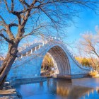 Il Ponte della Cintura di Giada a Suzhou è un elegante ponte ad arco, simbolo di bellezza e armonia, immerso nei suggestivi giardini classici cinesi.