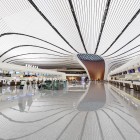 Il terminal dell’aeroporto di Pechino offre strutture all’avanguardia, ampi spazi, controllo veloce e servizi per garantire un transito semplice e piacevole.